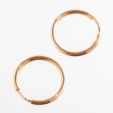 Beyaz arka planda izole edilmiş altın halkalar. Alyanslar yakın çekim.