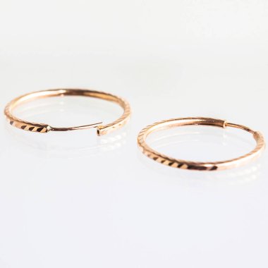 Beyaz arka planda izole edilmiş altın halkalar. Alyanslar yakın çekim.