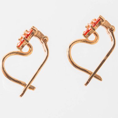 Beyaz arka planda izole edilmiş bir çift altın küpe.