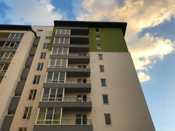 Moderne Mehrfamilienhäuser Sonnigen Tagen Mit Blauem Himmel Fassade Eines Modernen — Stockfoto