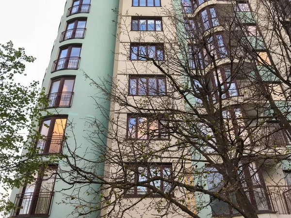 Modernes Mehrfamilienhaus Einem Sonnigen Tag Mit Blauem Himmel Fassade Eines — Stockfoto