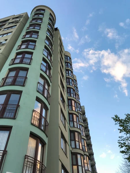 Moderní Bytový Dům Slunečného Dne Modrou Oblohou Fasáda Moderního Bytového — Stock fotografie