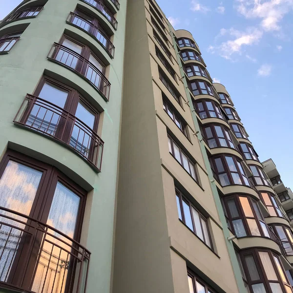 Modernes Mehrfamilienhaus Einem Sonnigen Tag Mit Blauem Himmel Fassade Eines — Stockfoto