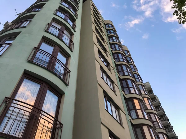 Güneşli Bir Günde Mavi Gökyüzü Olan Modern Bir Apartman Modern — Stok fotoğraf