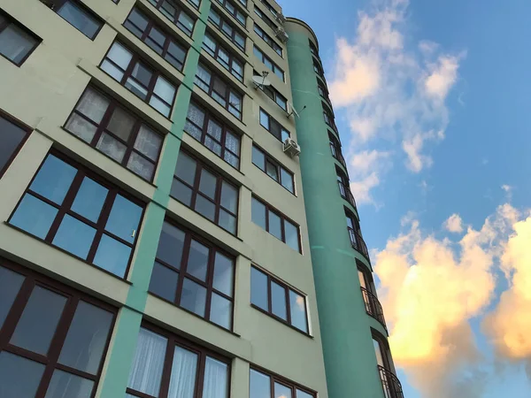 Moderno Edifício Apartamentos Dia Ensolarado Com Céu Azul Fachada Moderno — Fotografia de Stock