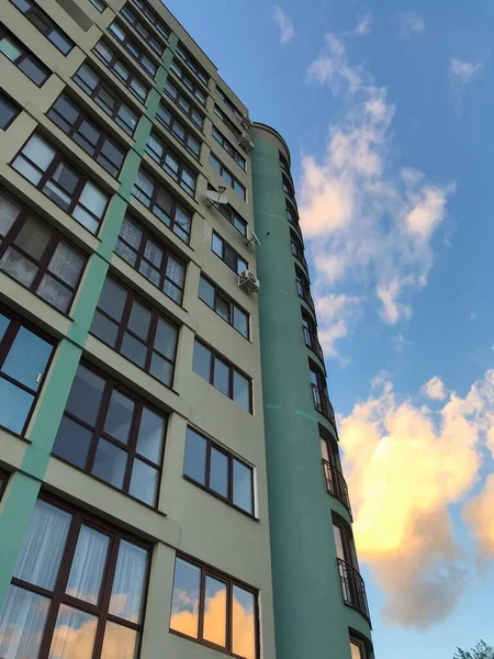Μοντέρνα Πολυκατοικία Την Ηλιόλουστη Μέρα Γαλάζιο Ουρανό Πρόσοψη Μοντέρνας Πολυκατοικίας — Φωτογραφία Αρχείου