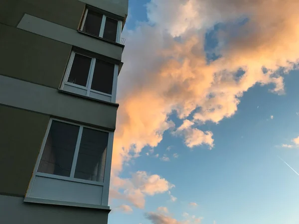 Μοντέρνα Πολυκατοικία Την Ηλιόλουστη Μέρα Γαλάζιο Ουρανό Πρόσοψη Μοντέρνας Πολυκατοικίας — Φωτογραφία Αρχείου