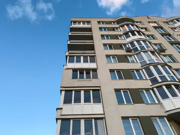 Modernes Mehrfamilienhaus Einem Sonnigen Tag Mit Blauem Himmel Fassade Eines — Stockfoto