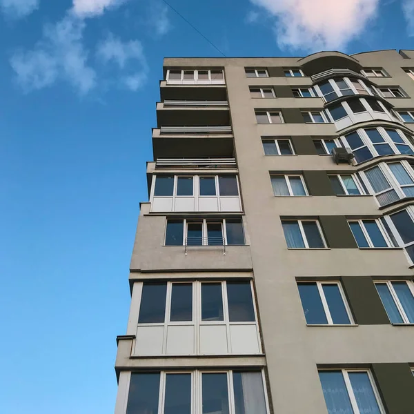 Güneşli Bir Günde Mavi Gökyüzü Olan Modern Bir Apartman Modern — Stok fotoğraf