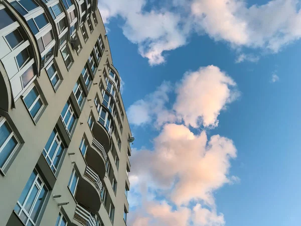 Modernes Mehrfamilienhaus Einem Sonnigen Tag Mit Blauem Himmel Fassade Eines — Stockfoto