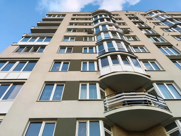 Modernes Mehrfamilienhaus Einem Sonnigen Tag Mit Blauem Himmel Fassade Eines — Stockfoto