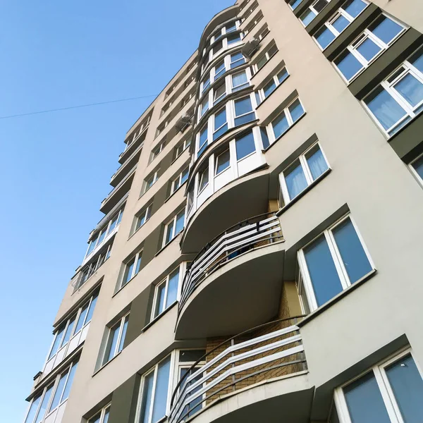 Modern Apartman Épület Napsütéses Napon Kék Modern Lakóház Homlokzata — Stock Fotó