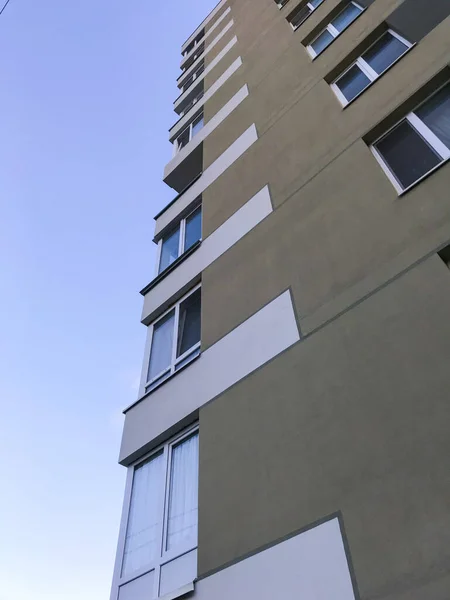 Modern Lägenhet Byggnad Solig Dag Med Blå Himmel Fasad Modern — Stockfoto