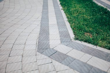 Gündüzleri şık bahçede çeşitli renklerde birbirine yakın köşeler.