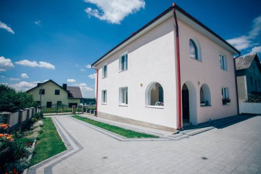 Kırsal kesimdeki modern evin dışında.