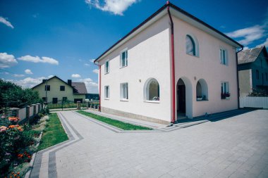 Kırsal kesimdeki modern evin dışında.