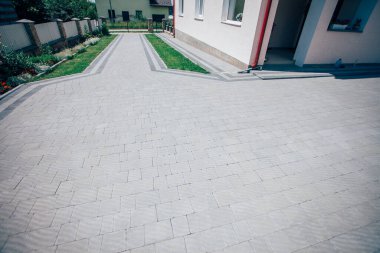 Gündüzleri şık bahçede çeşitli renklerde birbirine yakın köşeler.