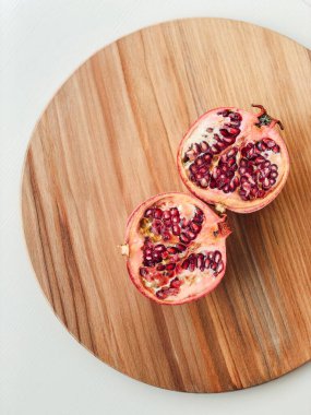 Yuvarlak tahta üzerinde nar meyvesi, yakın çekim. 