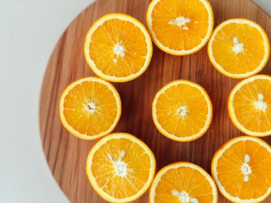 Tahta kesme tahtasındaki dilimlenmiş portakallar