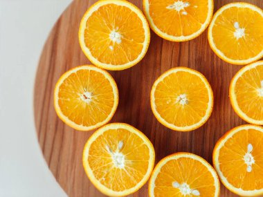 Tahta kesme tahtasındaki dilimlenmiş portakallar