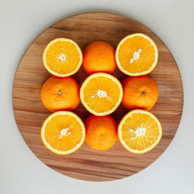 Tahta kesme tahtasındaki dilimlenmiş portakallar