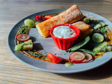 Tatlı soslu kızarmış krep ve egzotik meyveler. İnce krepli nefis kahvaltı.