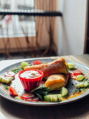 Tatlı soslu kızarmış krep ve egzotik meyveler. İnce krepli nefis kahvaltı.