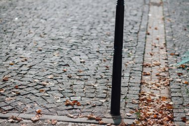 Değişik renklerde taşlar, parkta yürüyüş yolu. 