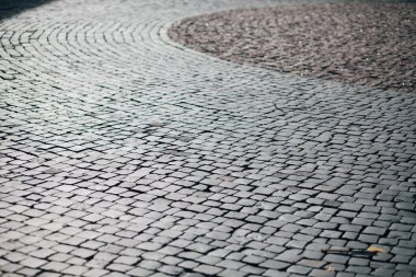 Gündüzleri şık bahçede çeşitli renklerde birbirine yakın köşeler.