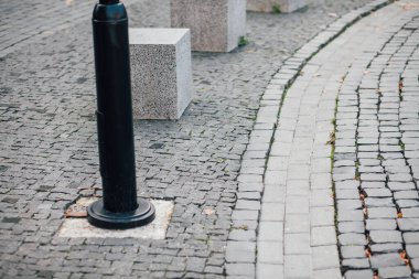 Parktaki yürüyüş yolunda demir kazıklı taşlar. 