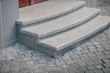 Sokak merdiveni ayrıntıları kaldırım taşlarıyla, gündüz vakti açık havada çekilmiş. 