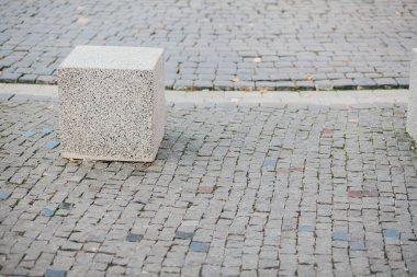 Gündüzleri şık bahçede çeşitli renklerde birbirine yakın köşeler.