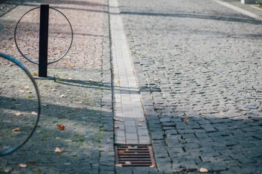 Gündüzleri şık bahçede çeşitli renklerde birbirine yakın köşeler.