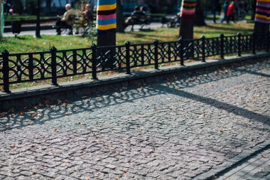 Gündüz vakti şehir parkında yürüyüş yolu taşları 
