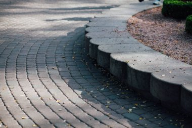 Gündüzleri şık bahçede çeşitli renklerde birbirine yakın köşeler.