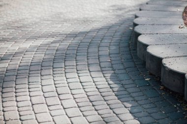 Gündüzleri şık bahçede çeşitli renklerde birbirine yakın köşeler.