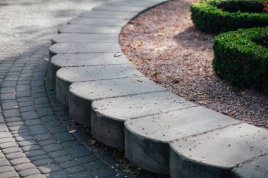 Gündüzleri şık bahçede çeşitli renklerde birbirine yakın köşeler.