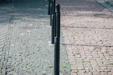 Parktaki yürüyüş yolunda demir kazıklı taşlar. 