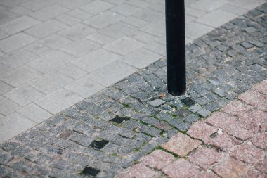 Parktaki yürüyüş yolunda demir kazıklı taşlar. 