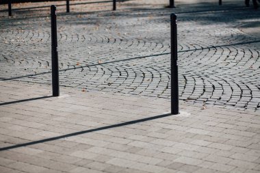 Parktaki yürüyüş yolunda demir kazıklı taşlar. 