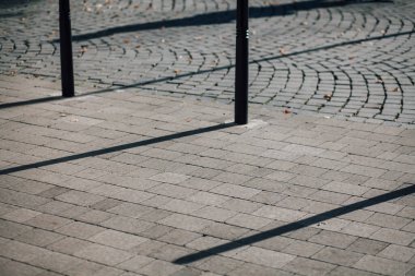 Parktaki yürüyüş yolunda demir kazıklı taşlar. 