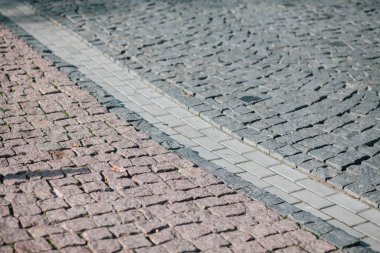 Gündüzleri şık bahçede çeşitli renklerde birbirine yakın köşeler.