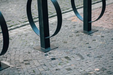 Parktaki yürüyüş yolunda demir kazıklı taşlar. 