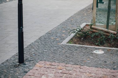 Parktaki yürüyüş yolunda demir kazıklı taşlar. 