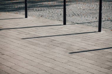 Parktaki yürüyüş yolunda demir kazıklı taşlar. 