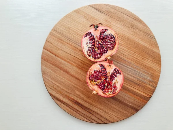 Granatapfelfrüchte Auf Einem Runden Holzbrett Nahaufnahme — Stockfoto