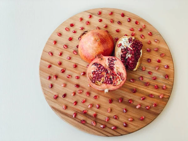 Granatapfelfrüchte Auf Einem Runden Holzbrett Nahaufnahme — Stockfoto
