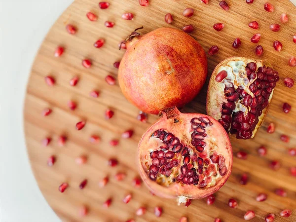 Grenade Fruits Sur Une Planche Ronde Bois Gros Plan — Photo