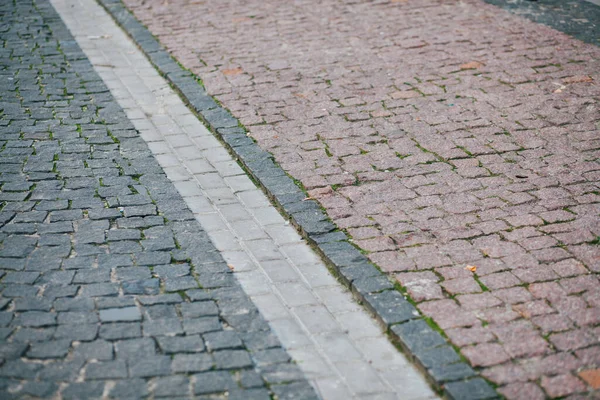 Geneste Straatstenen Van Verschillende Kleuren Chique Tuin Overdag — Stockfoto