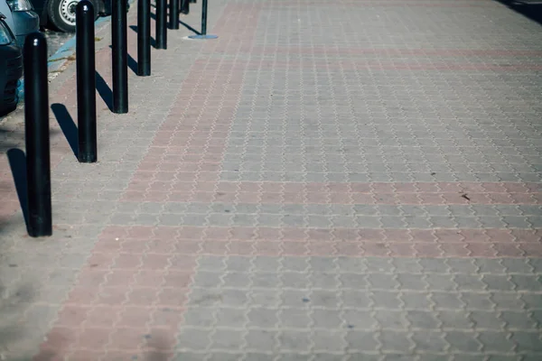 Stenen Plaveien Met Ijzeren Palen Wandelpad Park — Stockfoto